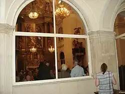 Blick vom Vorraum zum Hochaltar