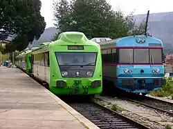 Triebwagen der Baureihe 350 und 450 in Serpins