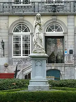 Marienstatue vor dem Schloss