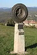 Das Kriegsmonument Monumento ai Caduti nahe dem Friedhof von Vagliagli mit einer Abbildung des Bruno Bonci.