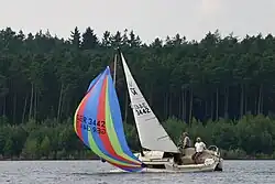 Durch eine Bö krängt dieses Boot unter Spinnaker weit über