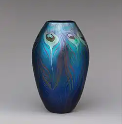 Vase aus Favrile-Glas mit Pfauenfedern (Tiffany-Studios, ca. 1900)