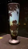 Vase mit Landschaftsmotiv