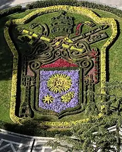 Wappen von Papst Franziskus in den vatikanischen Gärten