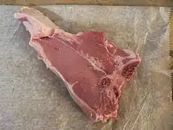 Rohes Kalbskotelett mit Filet