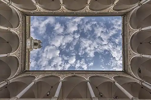 Innenhof mit dem Uhrturm von König Victor Emanuel I.