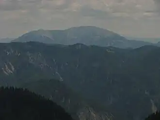 Blick von Westen auf den höchstgelegene Bereich der Zeller Staritzen, im Hintergrund die Hohe Veitsch