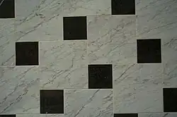 Bodenbelag aus Carrara-Marmor und Impala (dunkle Platten)