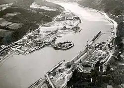 Baustelle, im Bild rechts am linken Ufer Schloss Persenbeug und eine Schleusenkammer (1956)