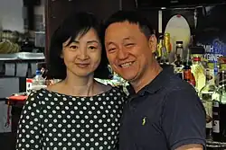Michael Kang mit Ehefrau; Mitbegründer und Freund des verstorbenen Sang Chun Lee.