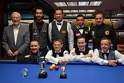 „Die letzten 8“: vorne v.l.n.r: Frédéric Caudron, Torbjörn Blomdahl, Eddy Merckx, Dick Jaspers hinten: Sameh Sidhom, Vinh Ly The, Huberney Cataño, Alexander Salazar. Ehrengast: Raymond Ceulemans (li außen)