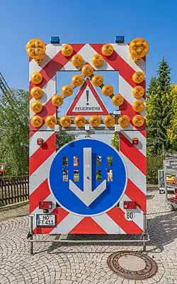 Das Foto zeigt über Frontalsicht einen Verkehrssicherungsanhänger