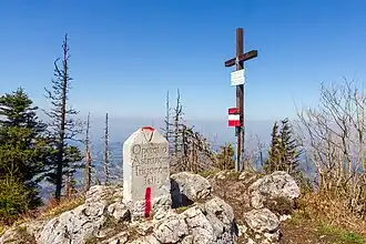 Kreuz und Vermessungsstein am Gipfel