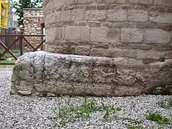 Piedestal eines römischen Altars am Nordturm