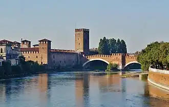 Nordseite des Castelvecchio mit der Etsch und der Ponte Scaligero