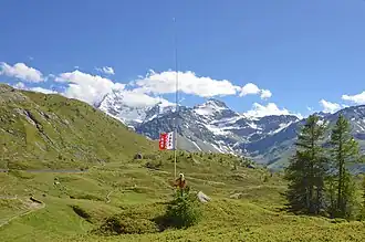 Böshorn (rechts der Fahne) vom Simplonpass aus gesehen