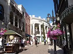 Blick auf die Kopfsteinpflastergasse Via Rodeo des Two Rodeo Drive