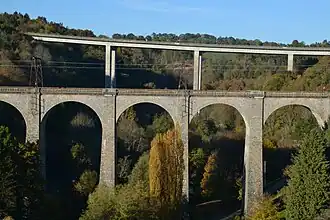 Das Autobahn und das Eisenbahnviadukt bei Pierre-Buffière.