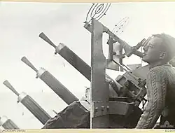 Typische vierläufige Marinekonfiguration auf dem australischen Zerstörer HMAS Napier