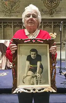Victoire Van Nuffel mit einem Foto von sich aus dem Jahre 1959 (2019)