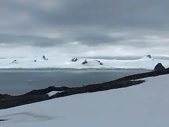 Blick von Half Moon Island auf die Vidin Heights