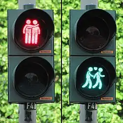 Männerversion der „Vielfaltampel“ an der Langen Reihe (siehe Ampelpärchen)