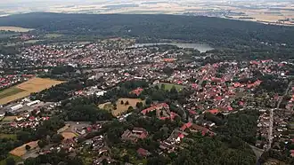 Blick von Süden über Goslar-Vienenburg mit dem Vienenburger See hinweg zum Harlyberg (Luftaufnahme 2015)