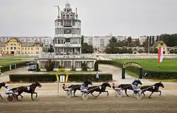 Wiener Trabrennverein, Wohngebäude und Stallungen