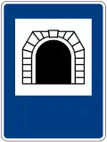 Am Tunnelbeginn befindet sich das Hinweiszeichen Tunnel (ggf. mit Längenangabe und Tunnelname).