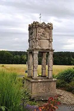 Viersäulenmarter am Ortsrand (Juni 2013)