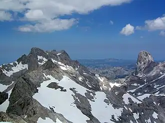 Blick vom Pico Tesorero nach Norden: links Torre de Cerredo, rechts Naranjo de Bulnes, im Hintergrund die Sierra de Cuera und die Costa Verde