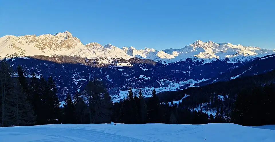 Die Bleis Marscha-Gruppe befindet sich zwischen den Bergüner Stöcken (links) und der Err-Gruppe (rechts).
