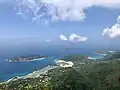 Blick vom Morne Blanc nach Westen mit Port Glaud im Vordergrund. Die Inseln Therese und Conception im Hintergrund. Die Bucht rechts ist Port Launay Marine National Park.