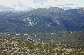 Blick vom nordöstlich benachbarten, 1037 Meter hohen Càrn a’ Mhàim über das Tal des Dee auf den Beinn Bhrotain.