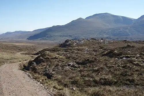 Fahrstrasse zum Srath Dionard, dahinter der Beinn Spionnaidh