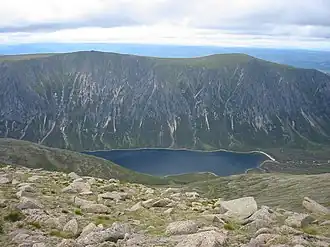 Blick vom Braeriach über Loch Einich zum Sgòr Gaoith (links), rechts der Nebengipfel Sgòran Dubh Mor
