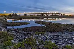Stockton Bridge in der Abenddämmerung, von Straßenlaternen erhellt, am Eingang zum Hunter Wetlands National Park