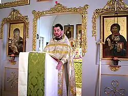 Priester, mit Phelonion bekleidet, am Ambo der russisch-orthodoxen Kirche in Düsseldorf