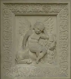 Puttenrelief mit Löwe.