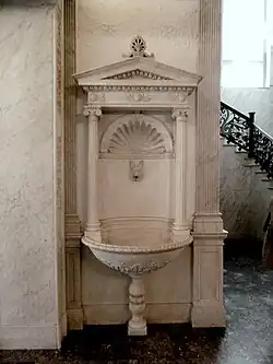 Wandbrunnen im Estibül