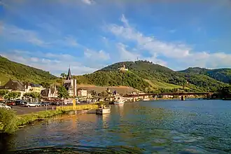 Der Olymp, von Norden aus dem Moseltal in Bernkastel betrachtet zeigt eine ausgeprägte Kuppe. Auf dem vorgelagerten Bergsporn thront die Burg Landshut über der Stadt.