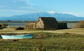 Historisches Fischerdorf mit dem Étang de Canet-Saint-Nazaire und dem Canigou im Hintergrund