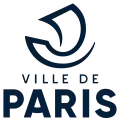 Dunkles Logo mit den Wörtern „Ville de Paris“ im unteren Bereich. Das Wort „Paris“ ist fett gedruckt und erstreckt sich über die ganze Breite. Im oberen Bereich ist eine einzige abstrakte Linienführung, die ein Segelschiff darstellen soll.
