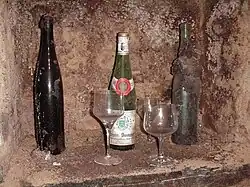 Alte Weinflaschen in der Vinothek.