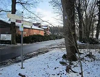 Kreuzung zweier Jahrhunderte alter Fernwege in Norddöllen: Reuterweg (von links nach rechts) und Pickerweg (von vorne nach hinten)