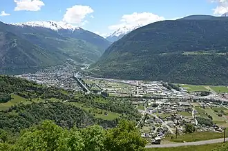 Visp in der Ebene des Rhonetals, im Hintergrund das Vispertal.