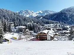 Nördliche Ortsrand mit der Brentagruppe im Hintergrund