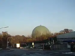 Der Gasbehälter ist weithin sichtbar