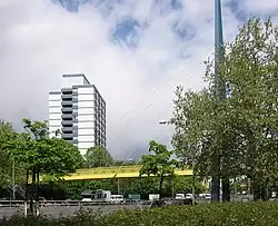 Volksparksteg von 1971. Die Schrägseilbrücke verbindet den Volkspark Wilmersdorf über der Bundesallee