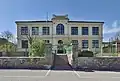 Volksschule; 1908 anlässlich des 60-jährigen Regierungs-Jubiläums des Kaisers Franz Joseph I. als Jubiläumsvolksschule errichtet.